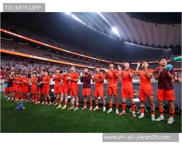 国足球星独特手势引发热议展现赛场激情与团队凝聚力